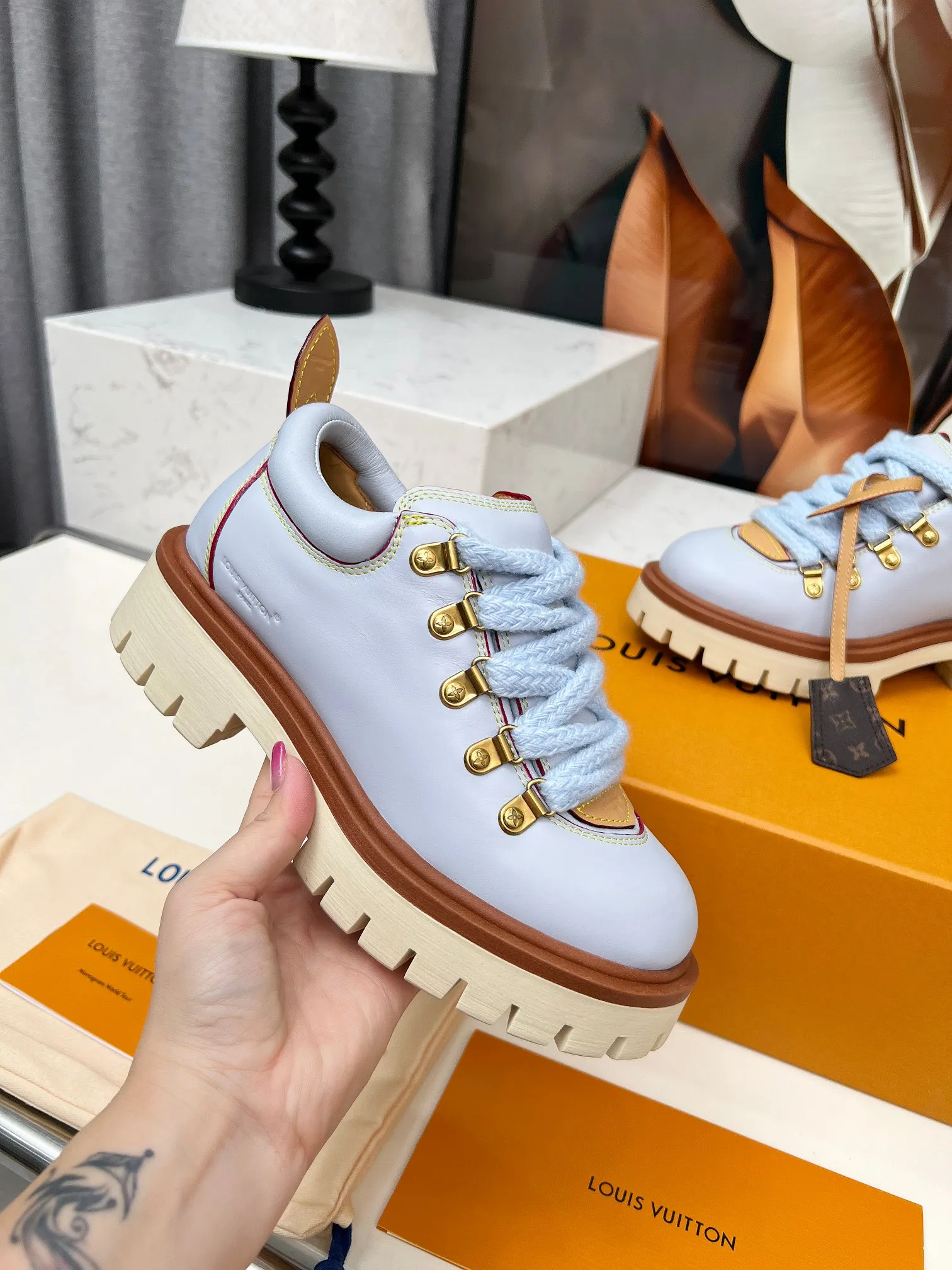 p660💰"Couple Style" LV Louis Vuitton's 2025 autumn and winter new style, developed one-to-one from the original version, retro fashionable, handsome and cool mountaineering derby shoes are now available.  Material: Imported first-layer cowhide Lining: Imported lambskin Outsole: Original molded TR non-slip outsole Sole height: 3.5cm Shoe size: Same style for men and women 35-45